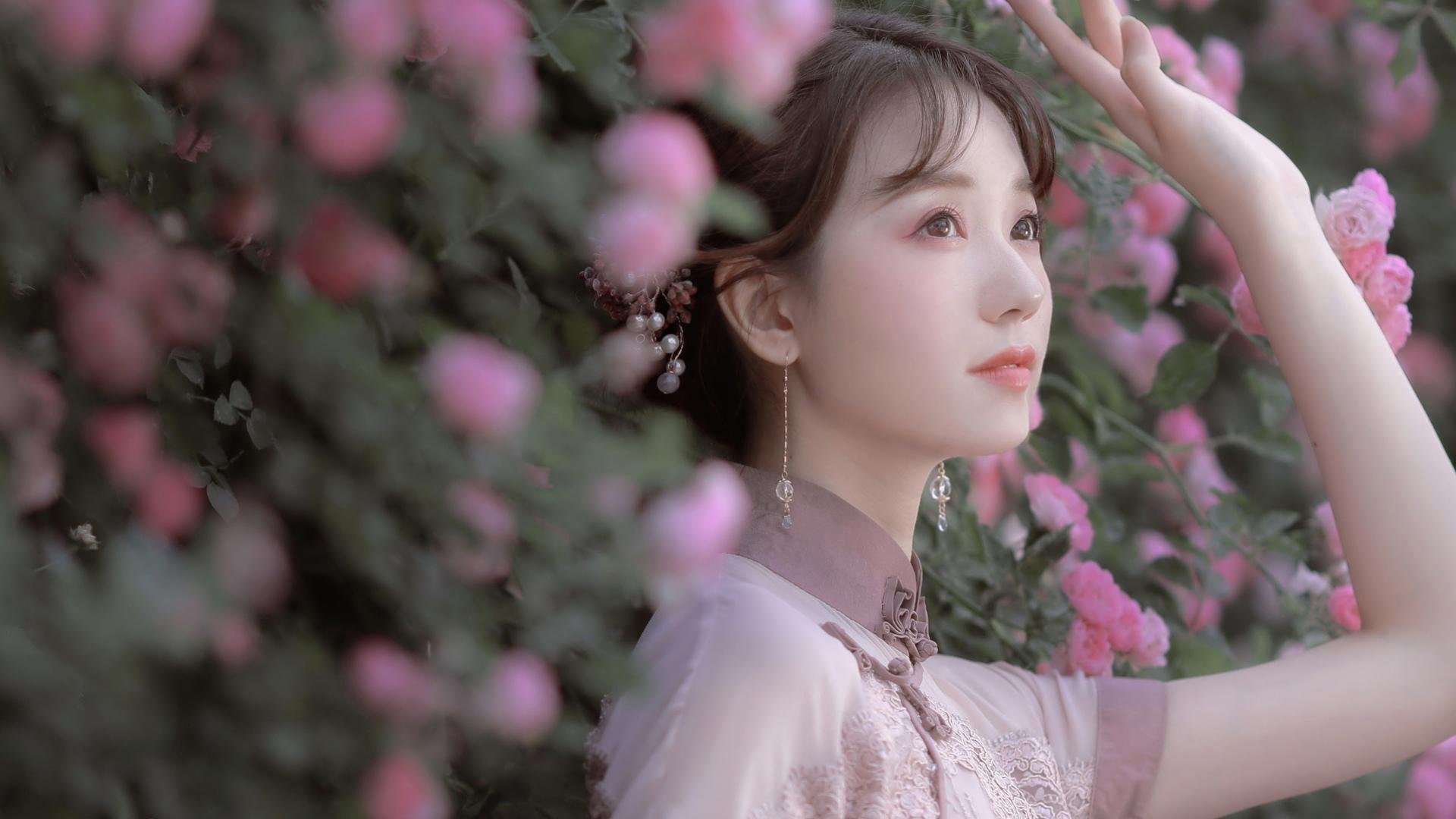 2016年季后赛:面对雷霆的“生死战”,库里挺身而出,投中多个超远距离三分,赢得“最佳表现”