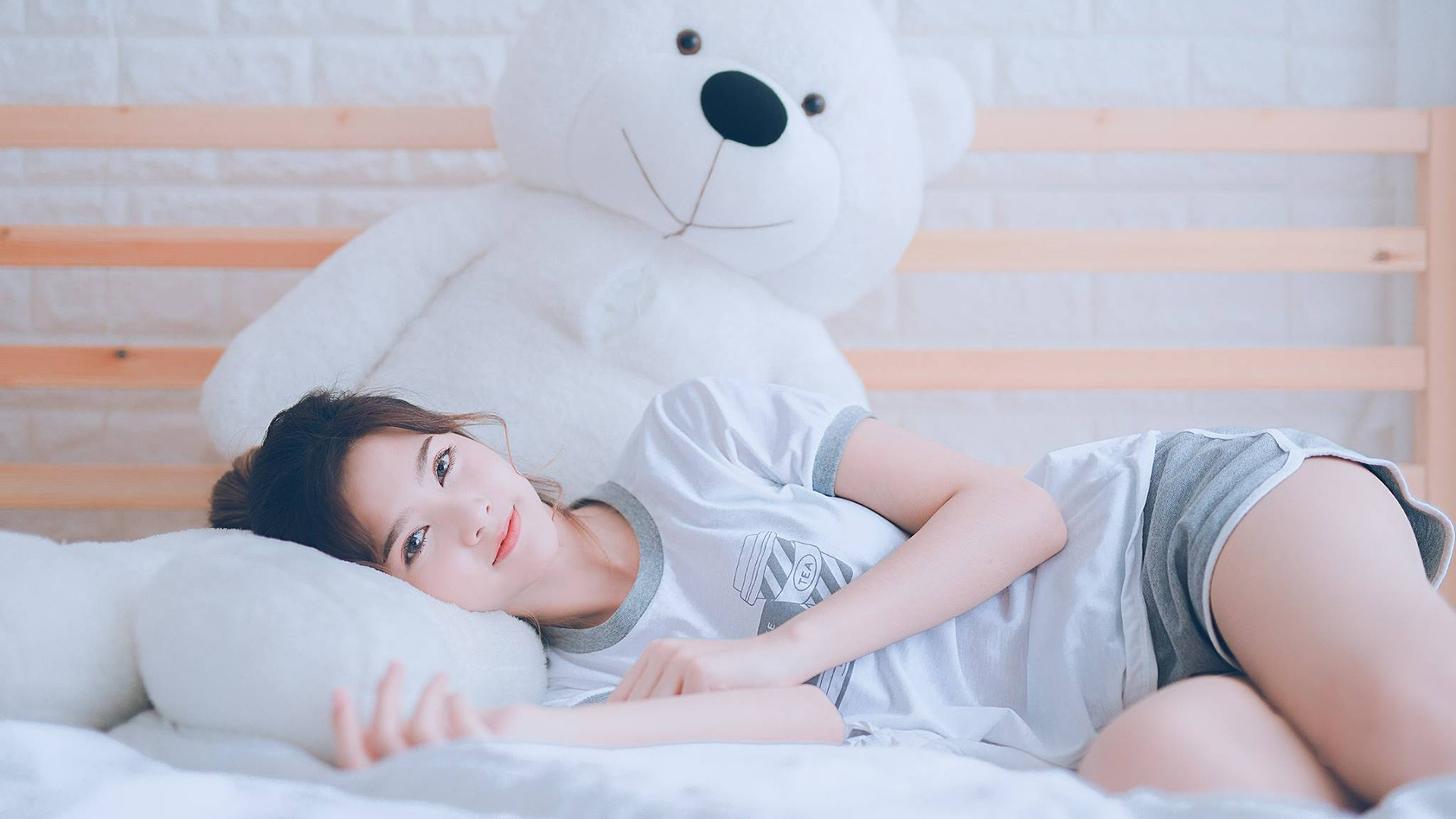 “德甲惊喜不断，新晋强队追逐榜首”，德甲老牌强队