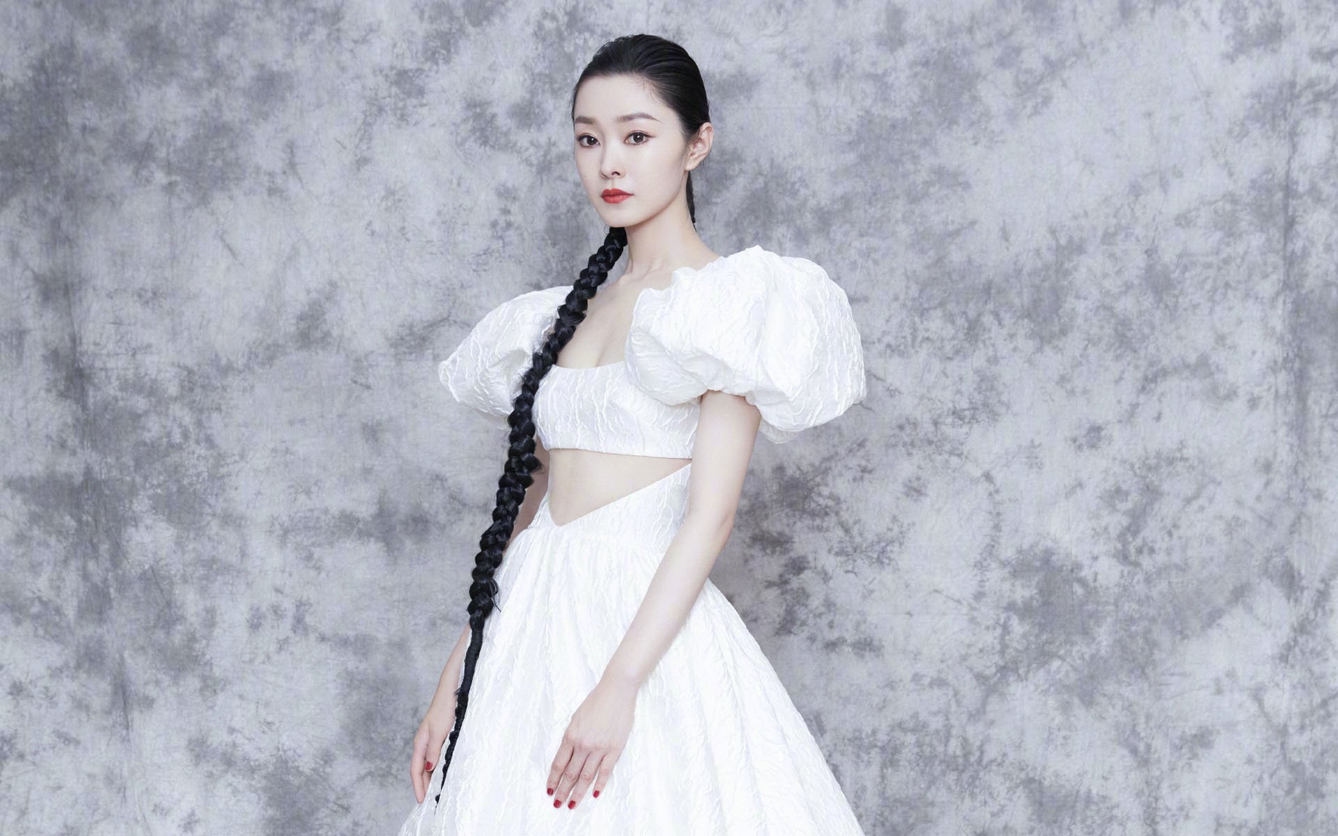 法甲赛况激烈,比分2-1,比赛中精彩突破和远射,关键数据:长传成功率80%、射门准度72%