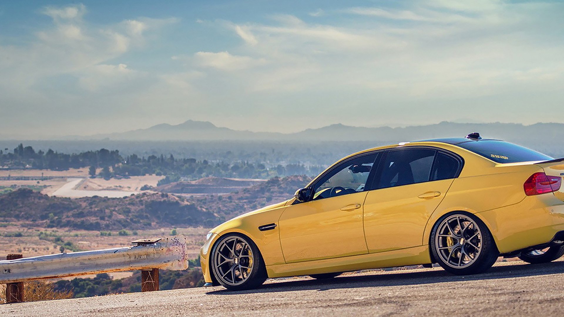 国内职业足球比赛赛程激烈,球员们拼尽全力,职业足球赛事