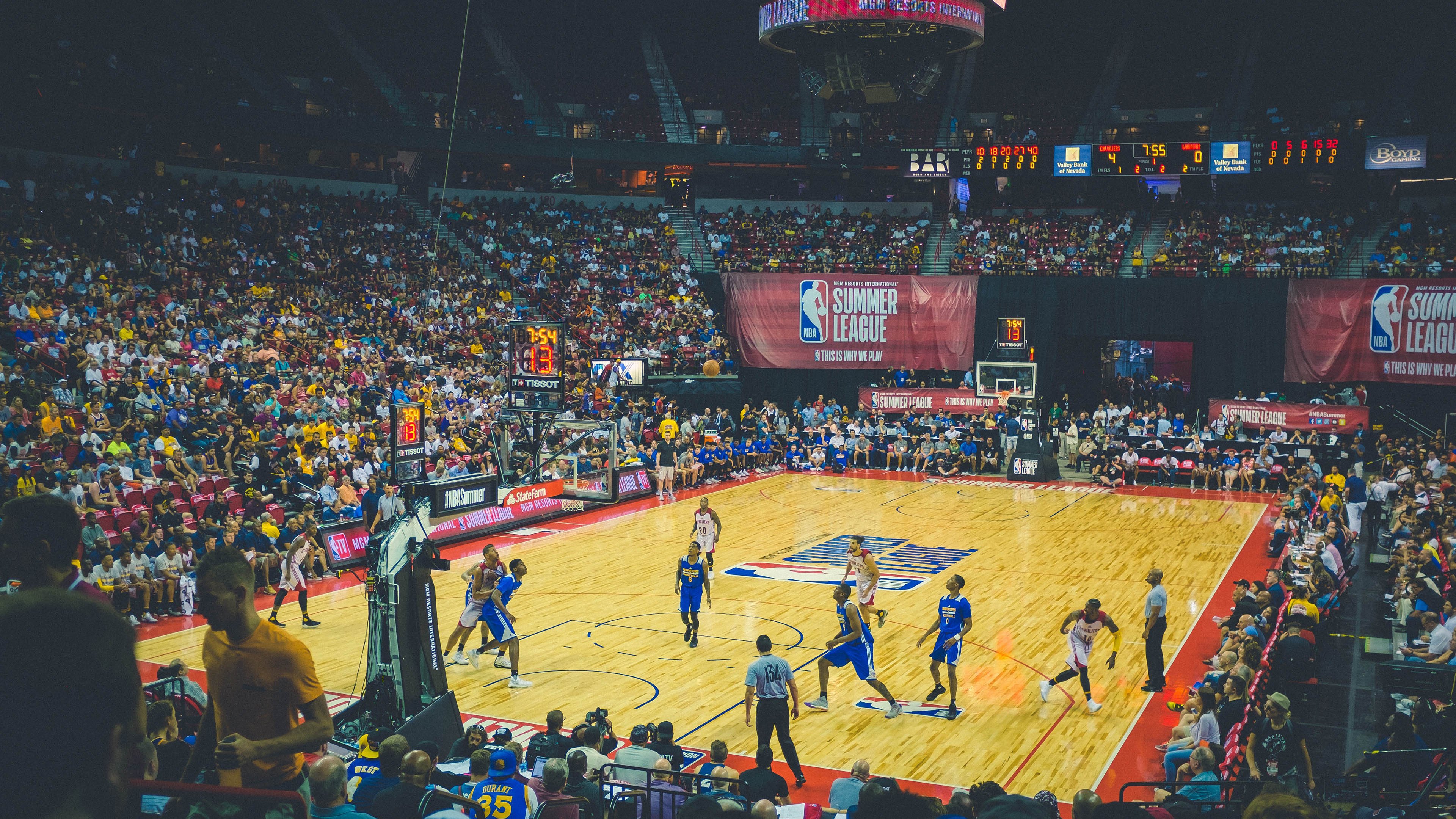 《国际社交媒体上的电竞话题热度持续升高》，国际电竞游